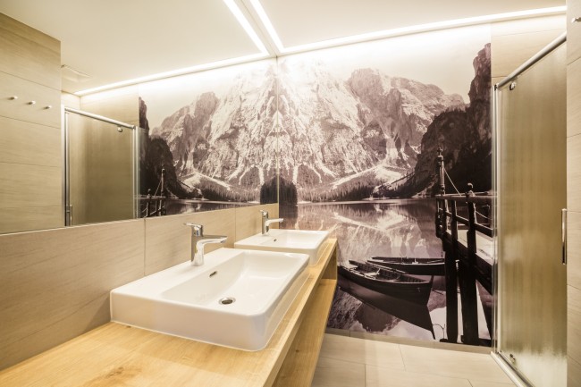 Moderne Badezimmer mit Doppelwaschbecken